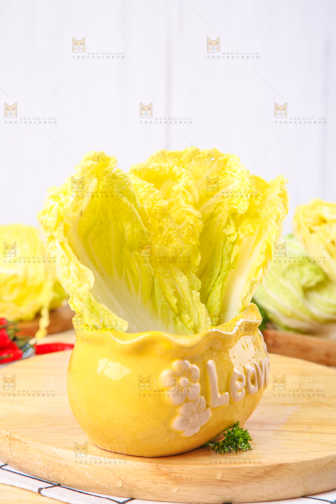 木板上放着高山娃娃菜