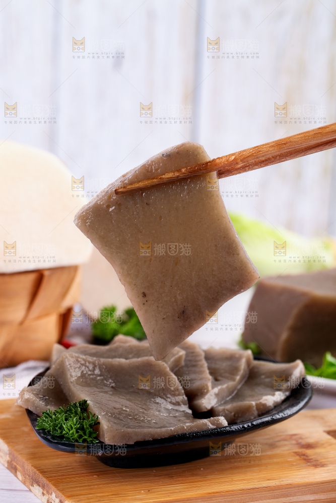 木板上放着一盘魔芋豆腐