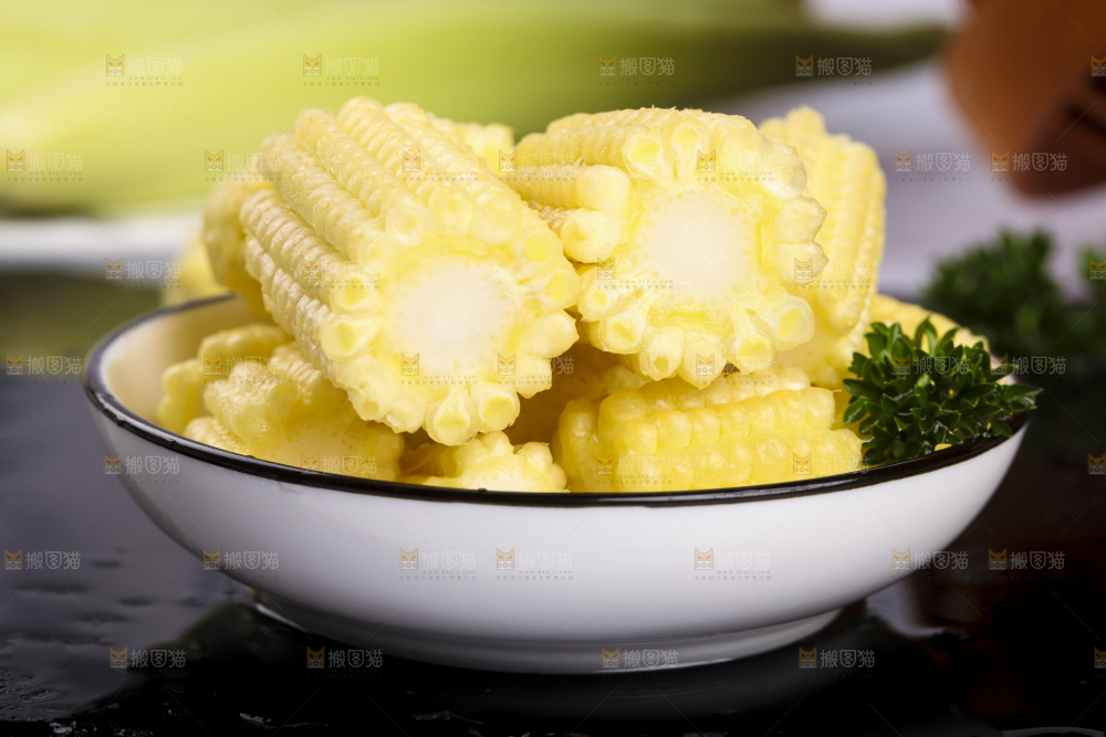 石板上放着玉米笋