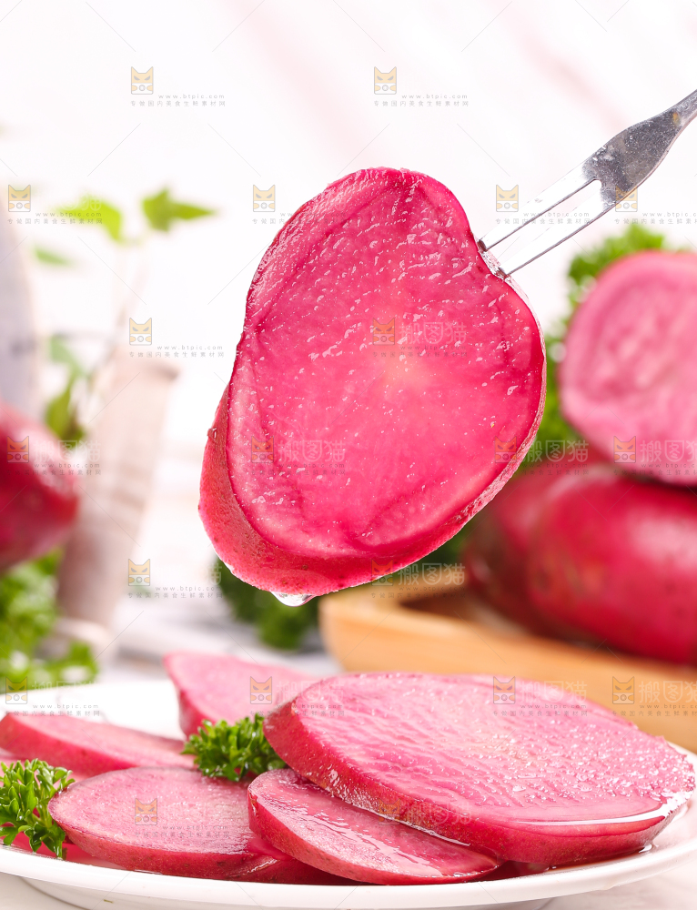 叉子上叉着土豆果肉
