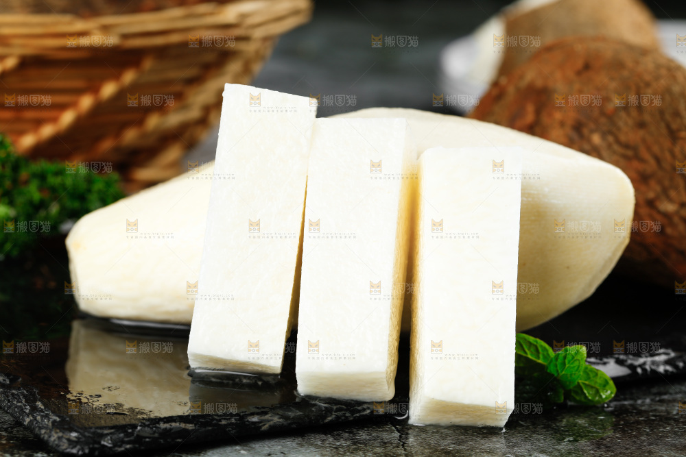 石板上的新鲜山药