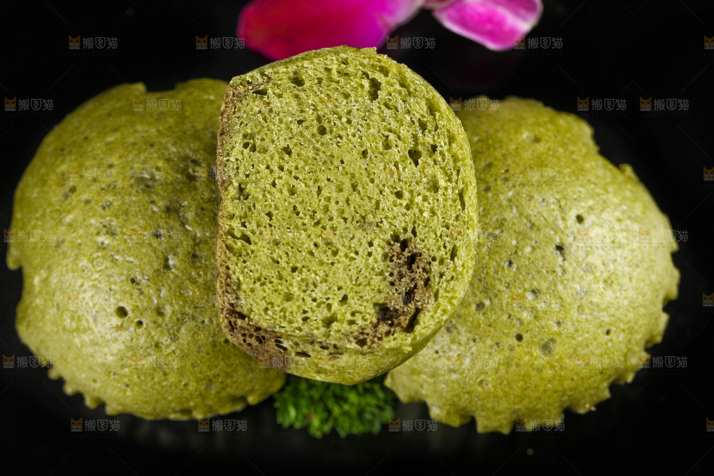石板上放着抹茶巧克力马拉糕