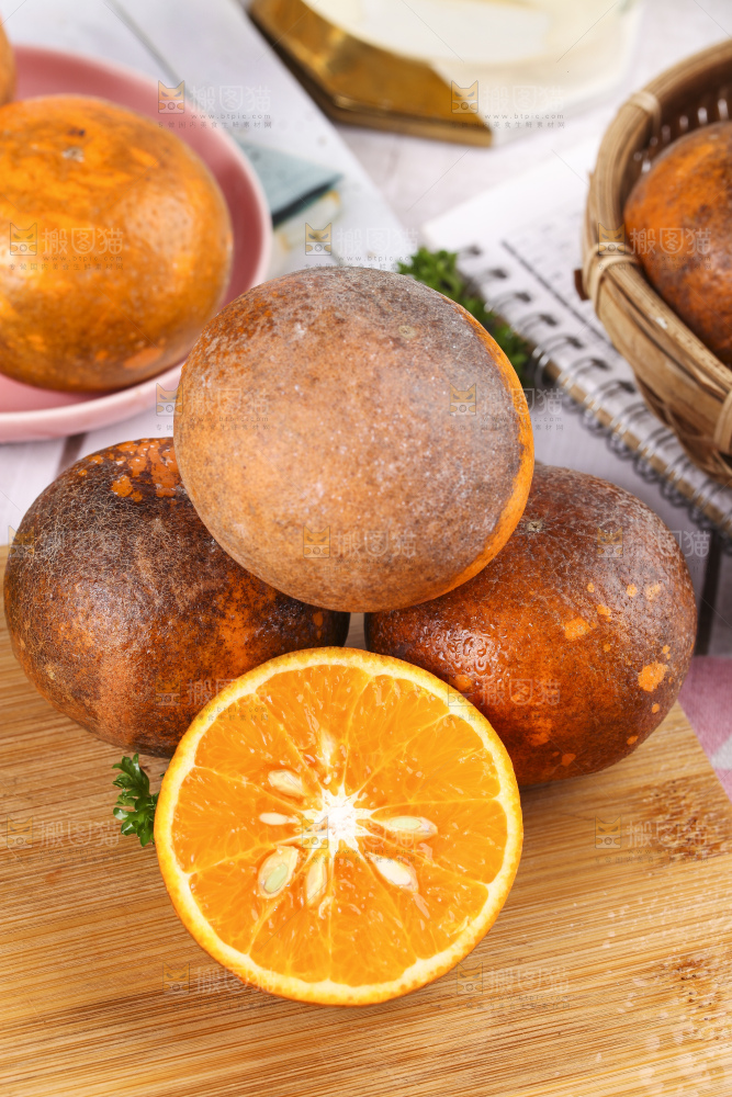 木板上的新鲜乌柑