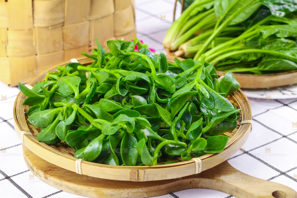 木板上摆放着田七草