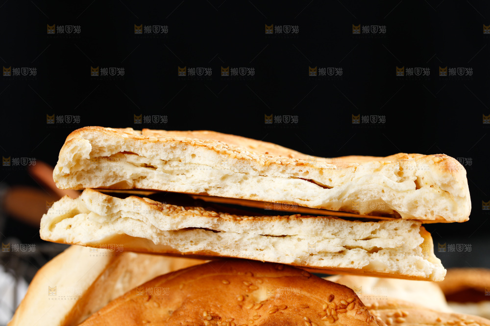 手里拿着吊炉烧饼