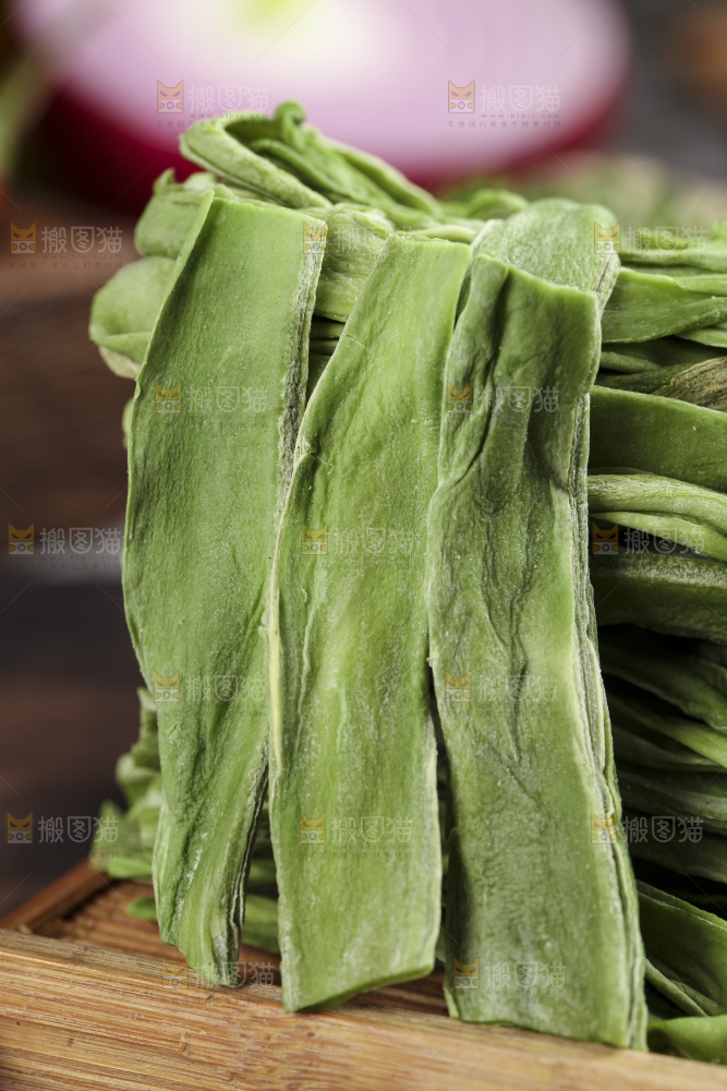 木板上摆放着苔干