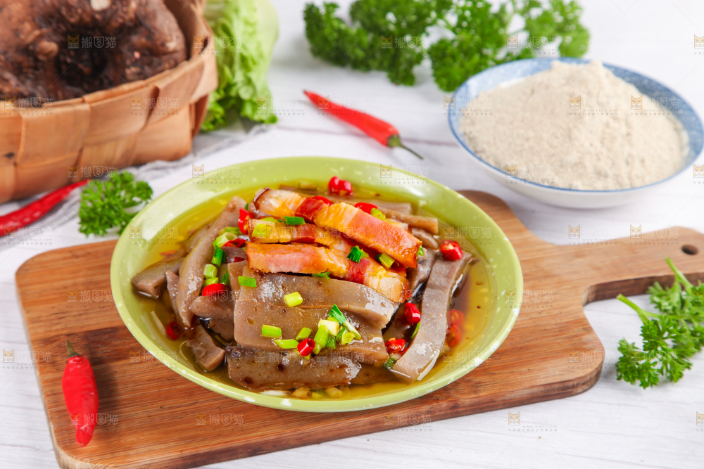 盘子里装着凉拌魔芋豆腐