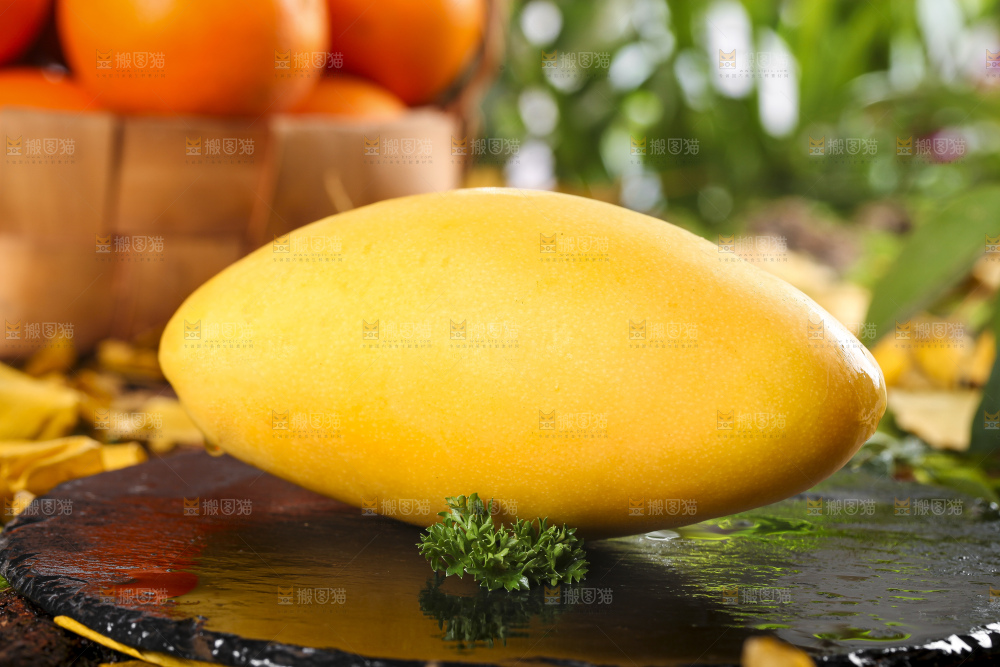 石板上摆放着新鲜芒果