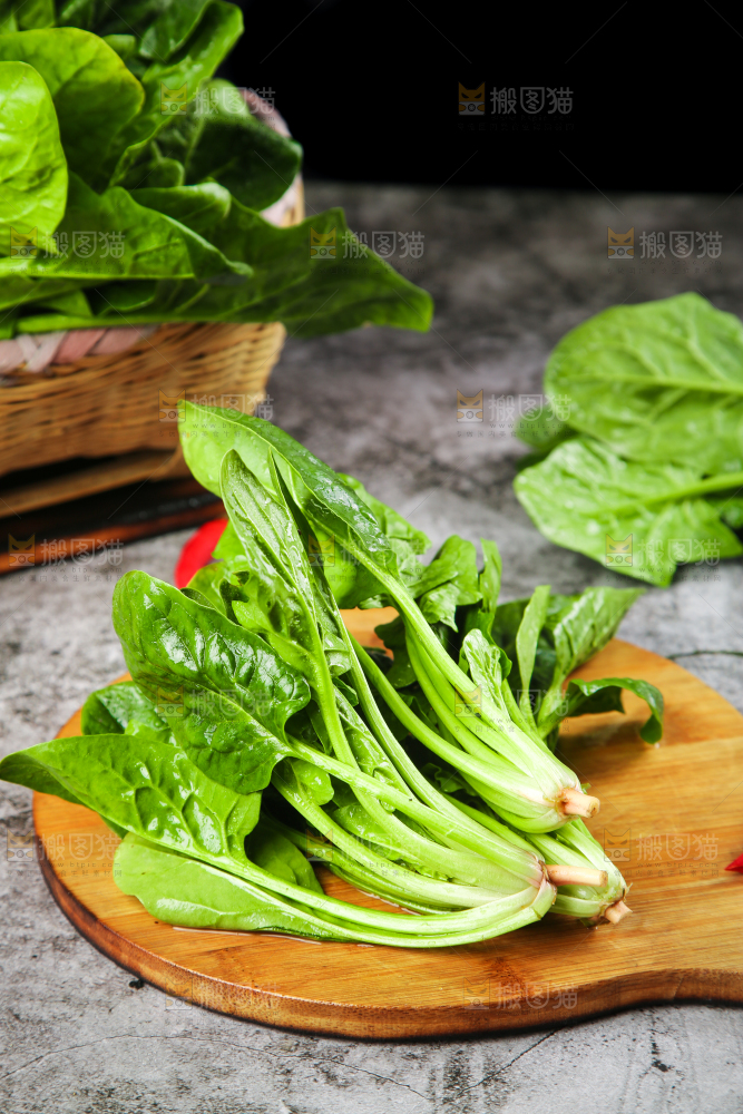 木板上放着绿色菠菜