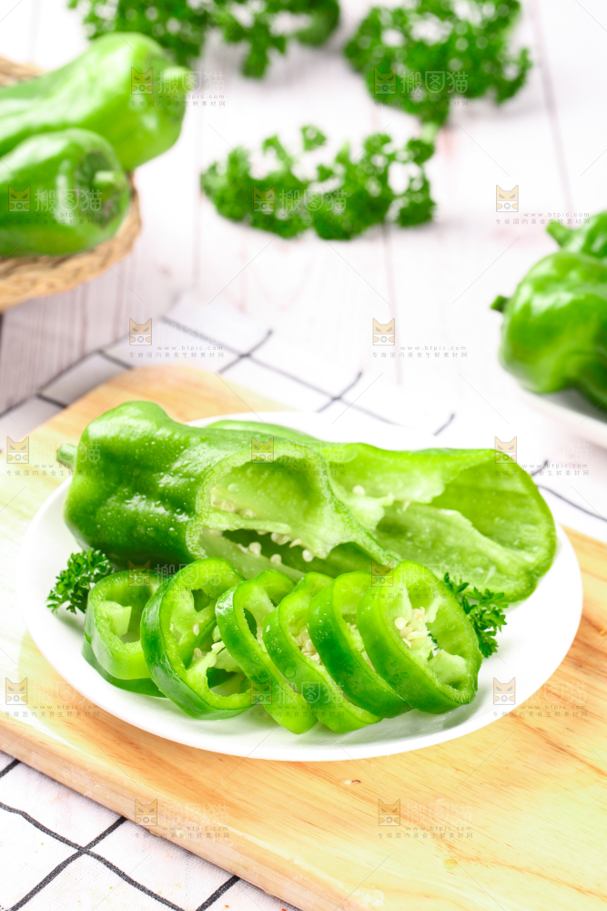 盘子里的薄皮青椒