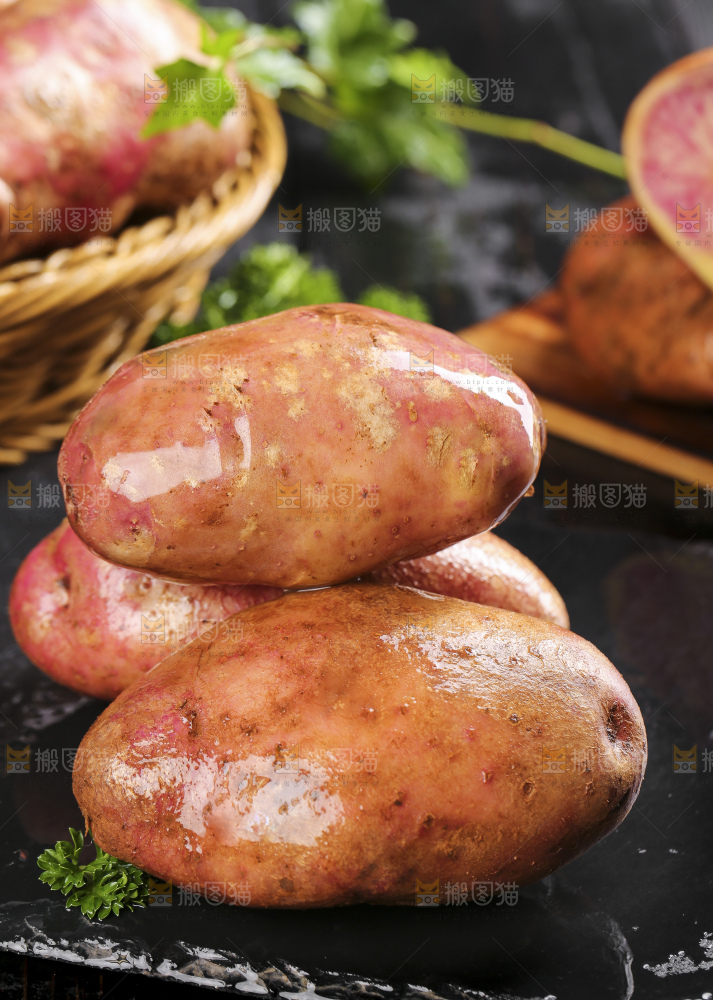 黑石板上的新鲜土豆