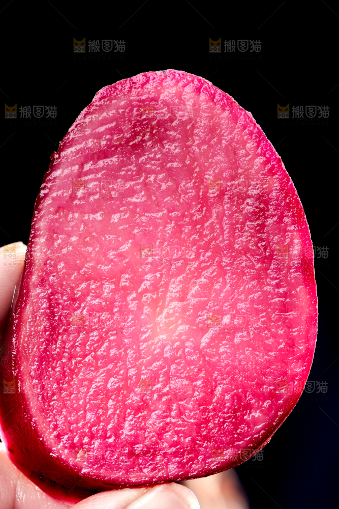 手里拿着云南红土豆