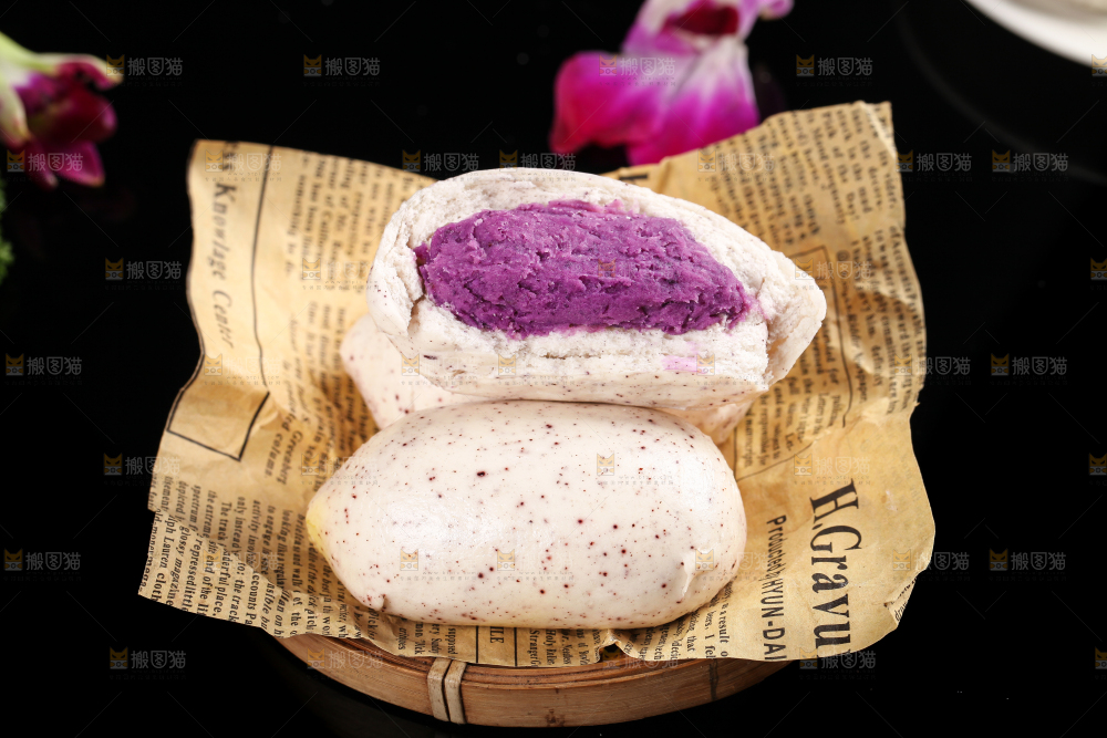 石板上摆放着紫薯馅包子