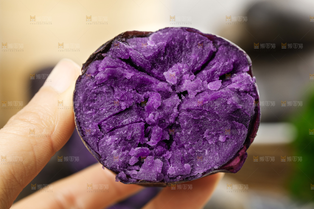 手里拿着新鲜土豆