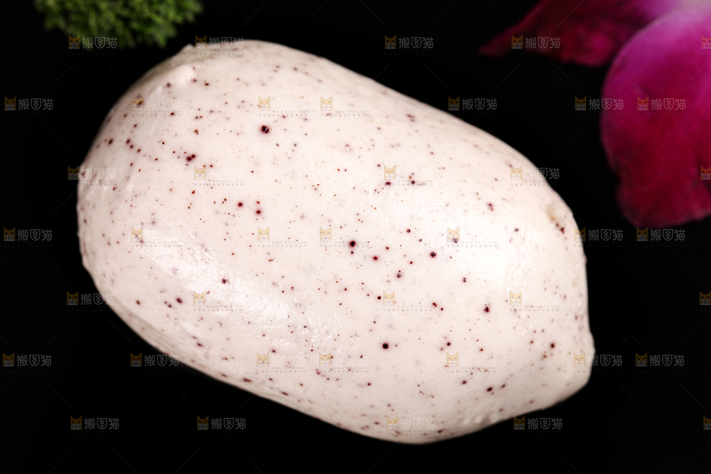 石板上摆放着紫薯馅包子
