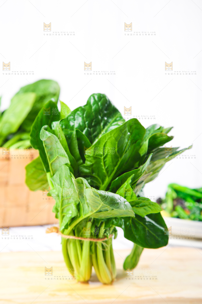 白格子底上的嫩菠菜