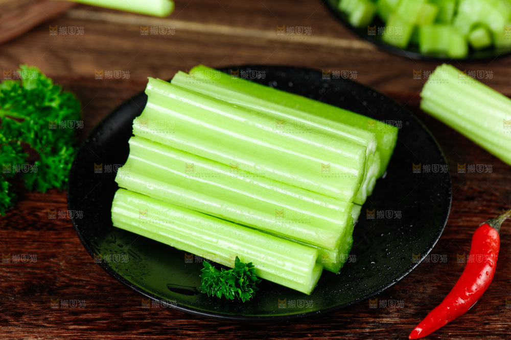 深底上放着洋芹菜