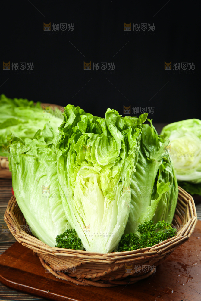 木板上放着新鲜生菜