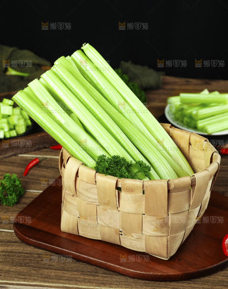 篮子里装着农家新鲜芹菜