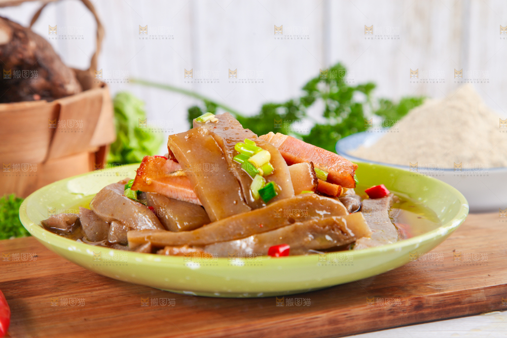 盘子里装着凉拌魔芋豆腐