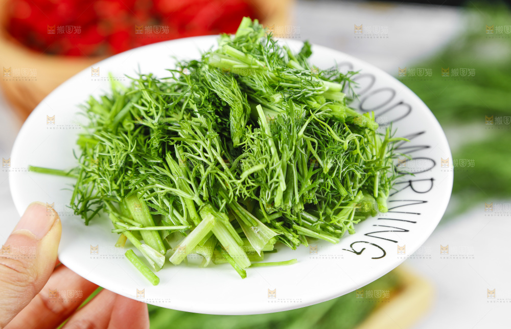 盘子里的云南小茴香菜