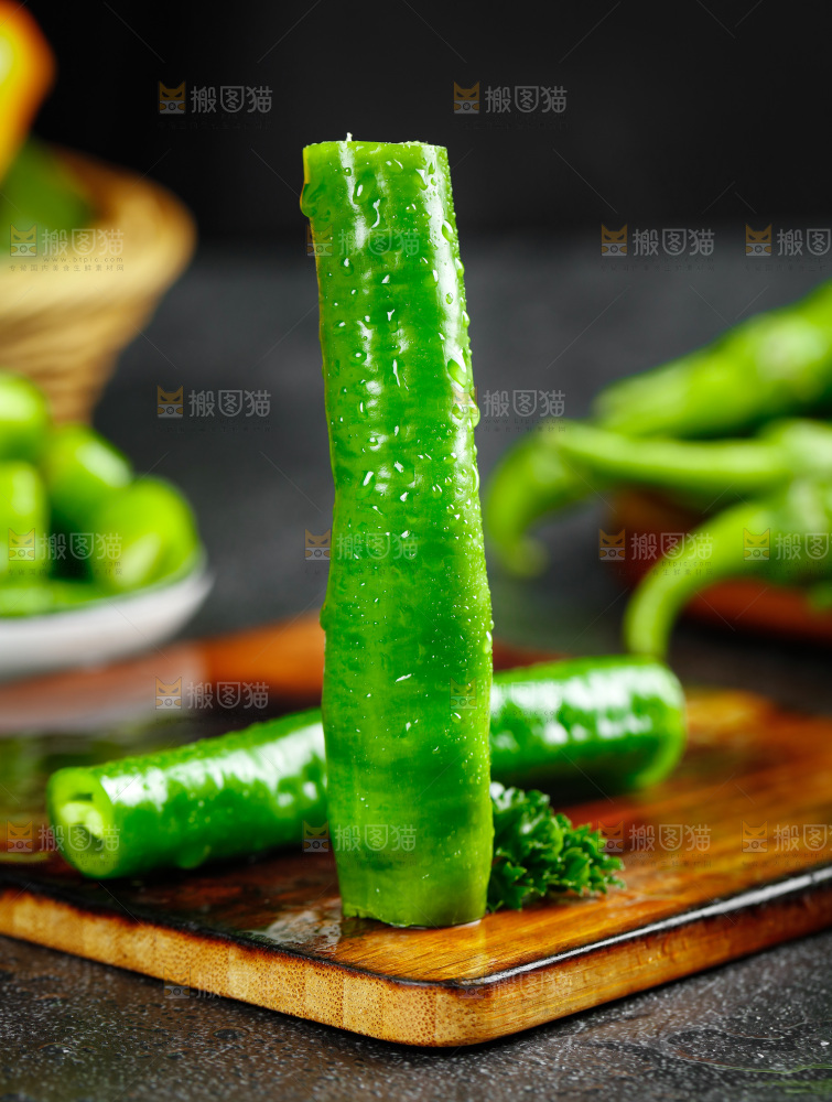木板上放着青线椒