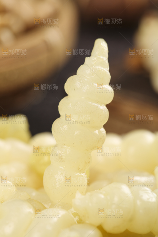 深底上的螺丝菜