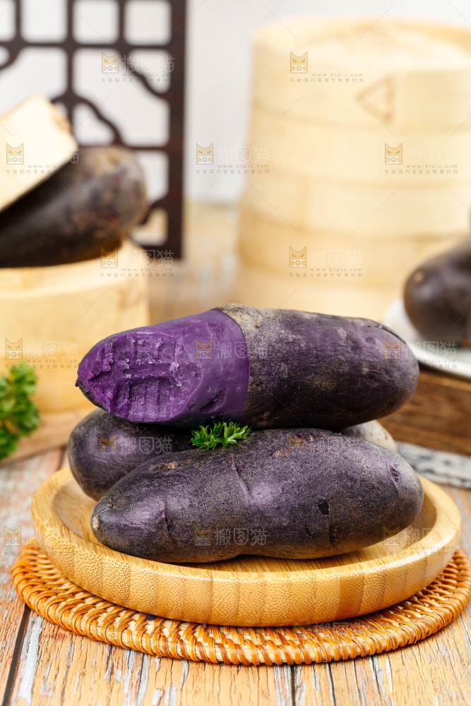 盘子里装着黑紫马铃薯