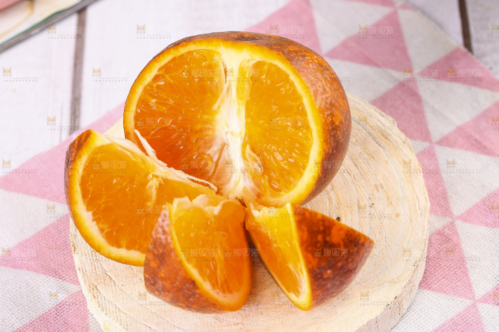 板子上摆放着广西乌柑