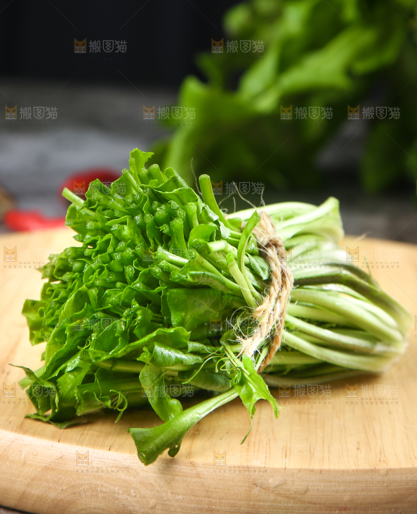 木板上放着野生芥菜