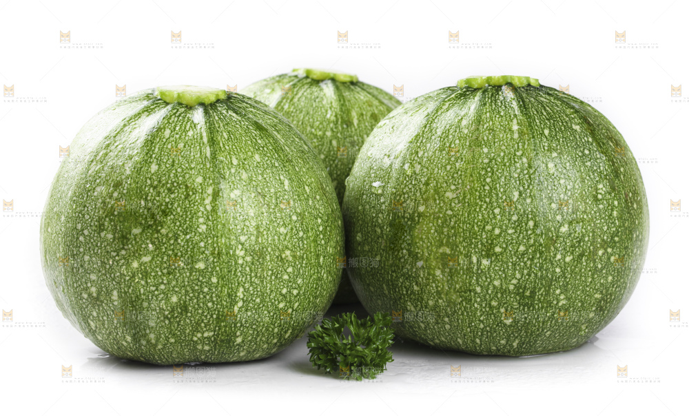 白底上的新鲜南瓜