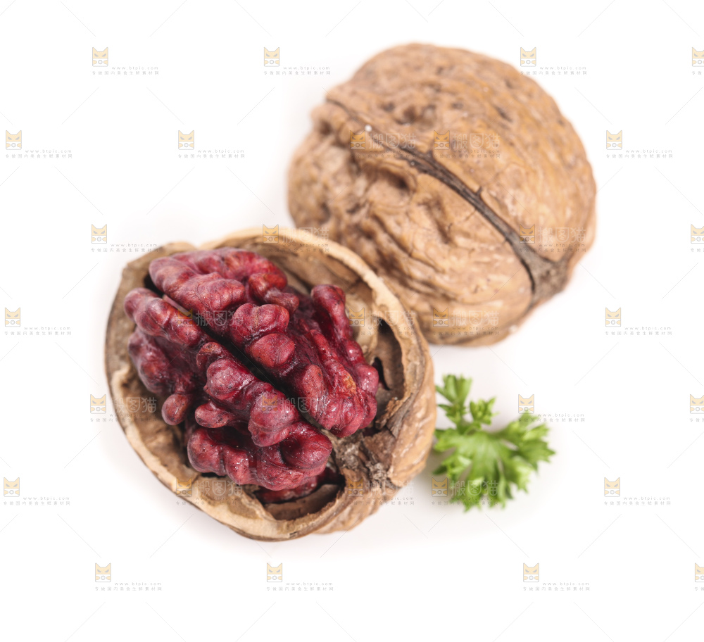 白底上摆放着薄皮红肉核桃