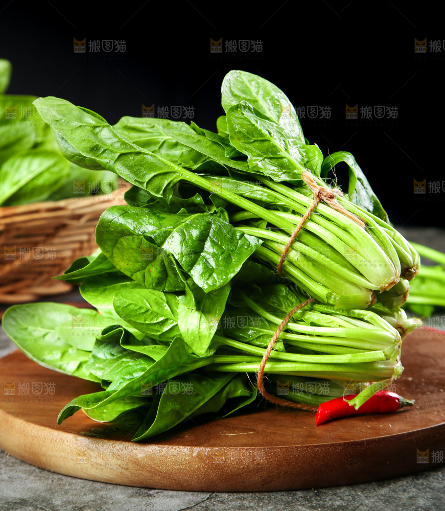 木板上放着绿色菠菜