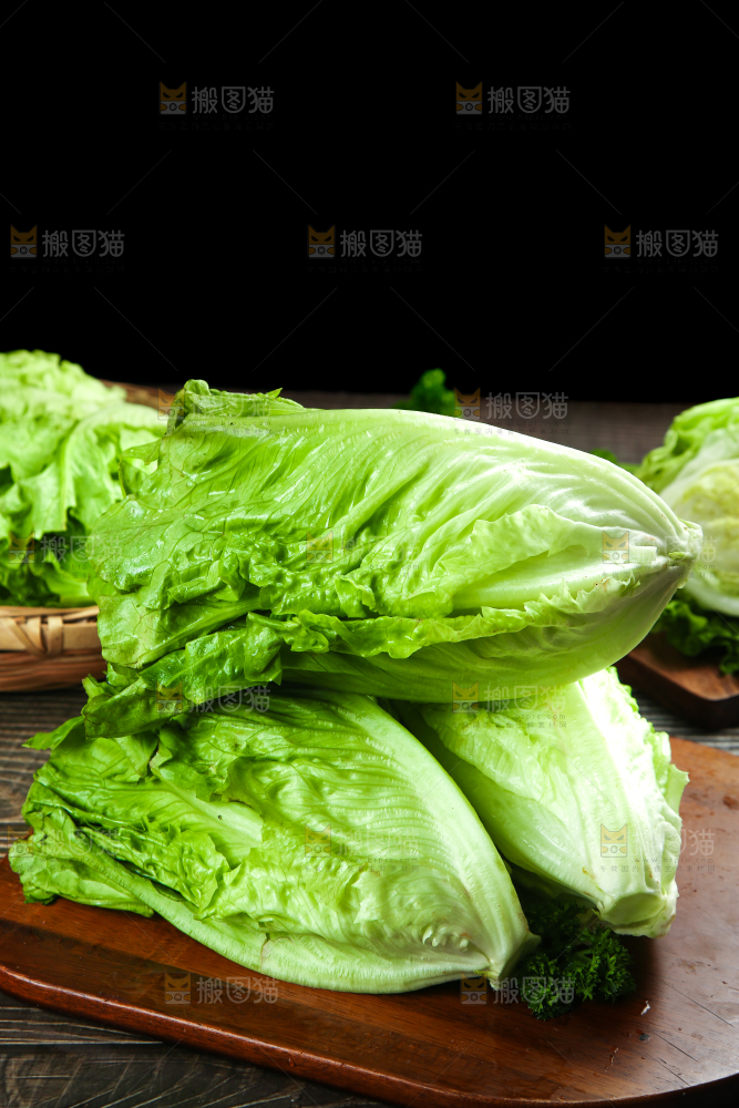 木板上放着新鲜生菜