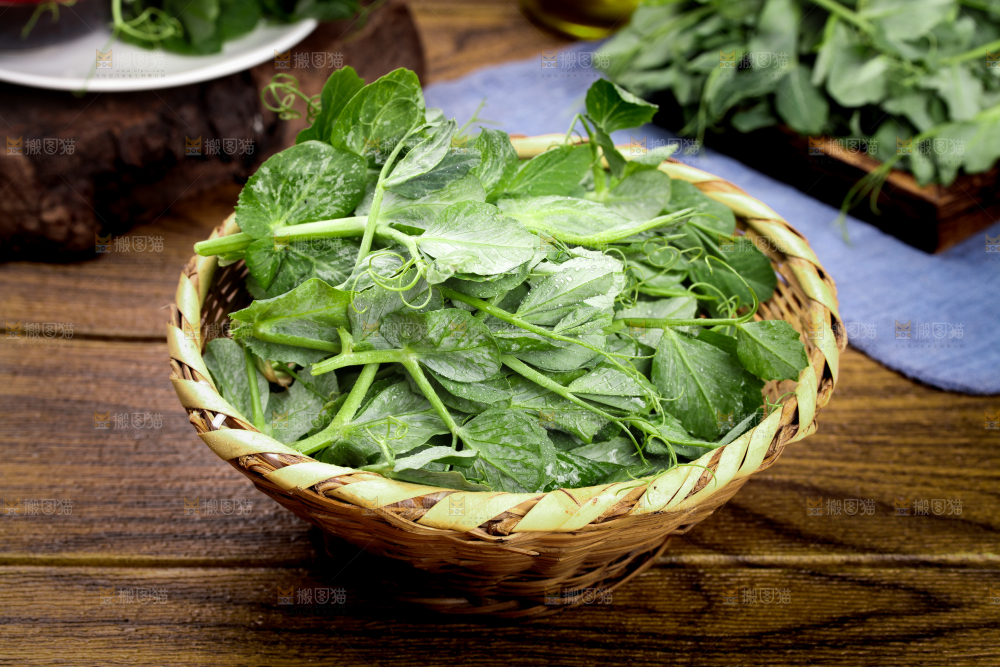 木板上放着豌豆苗