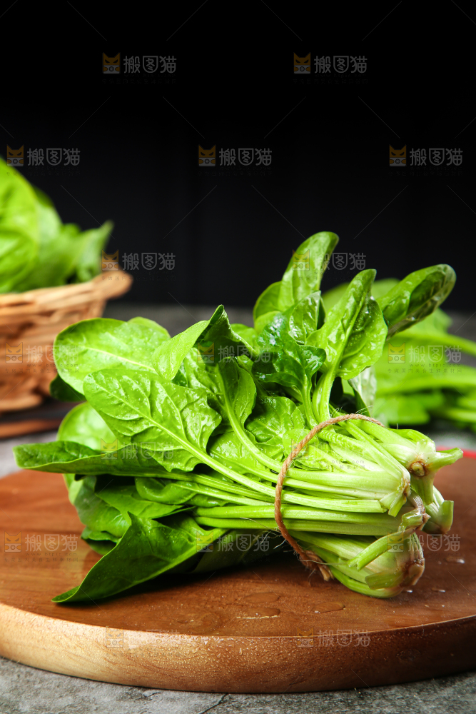 木板上放着绿色菠菜