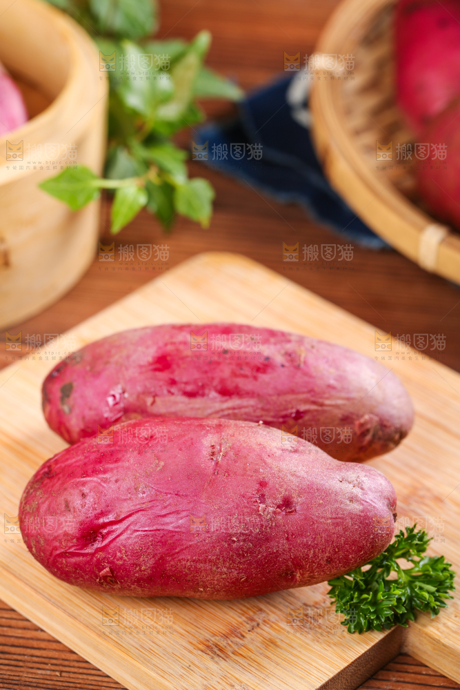 木板上摆放着花青素红土豆