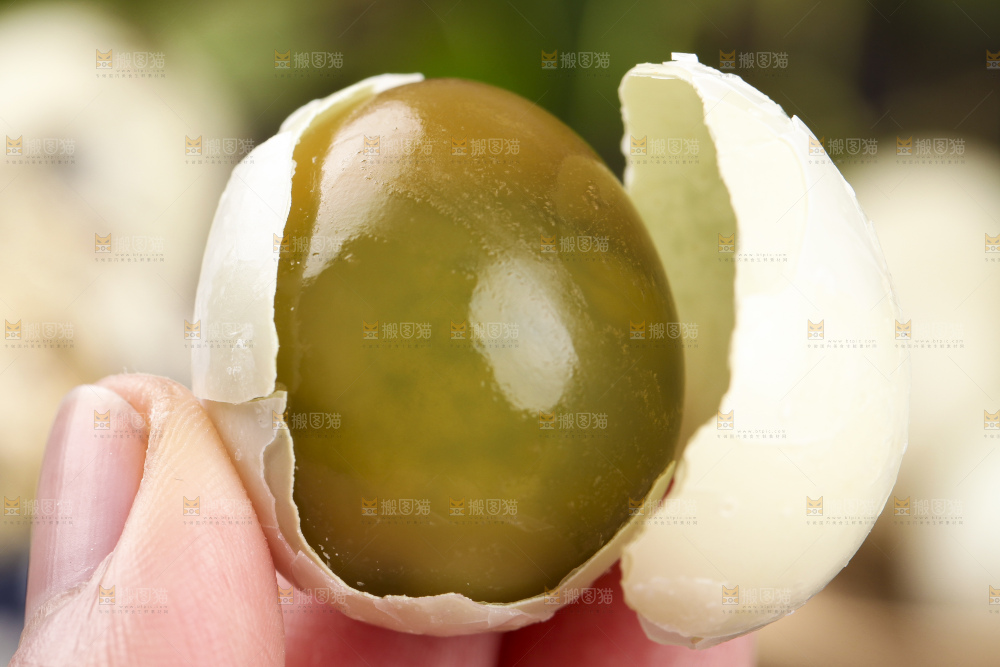 手里拿着珍珠小皮蛋