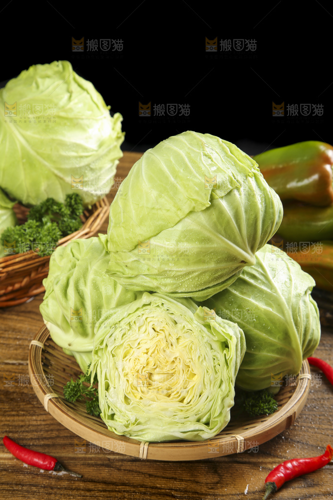 木底上放着一盘孢子甘蓝