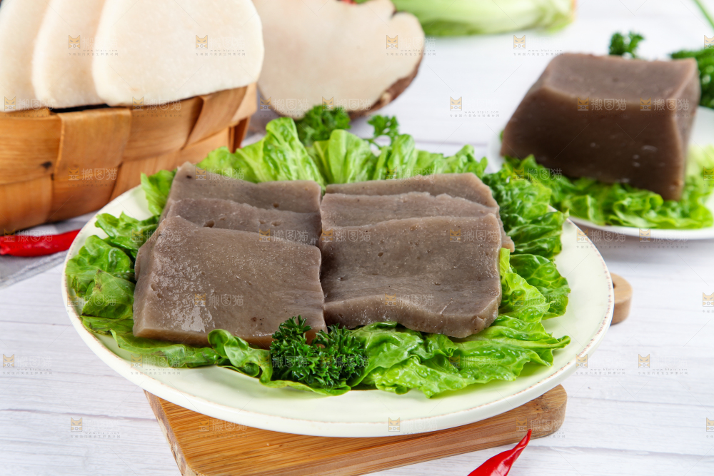 木板上放着一盘魔芋豆腐