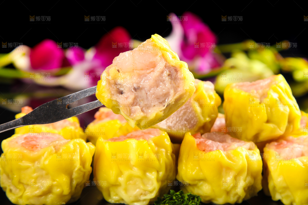 盘子里装着猪肉烧麦