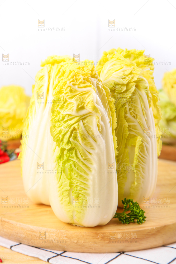 木板上放着高山娃娃菜