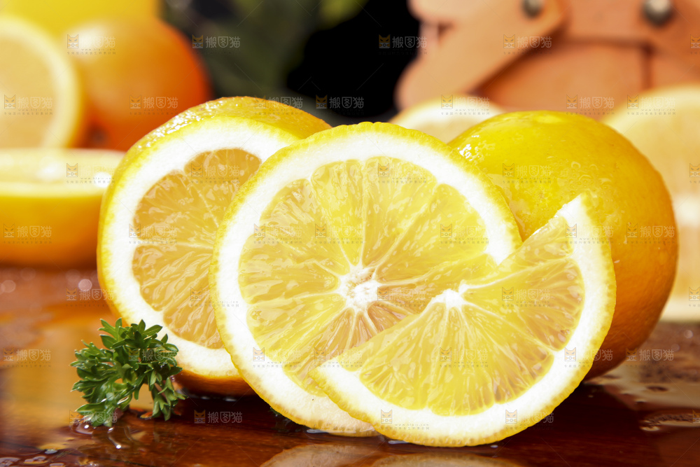 木板上摆放着柠檬