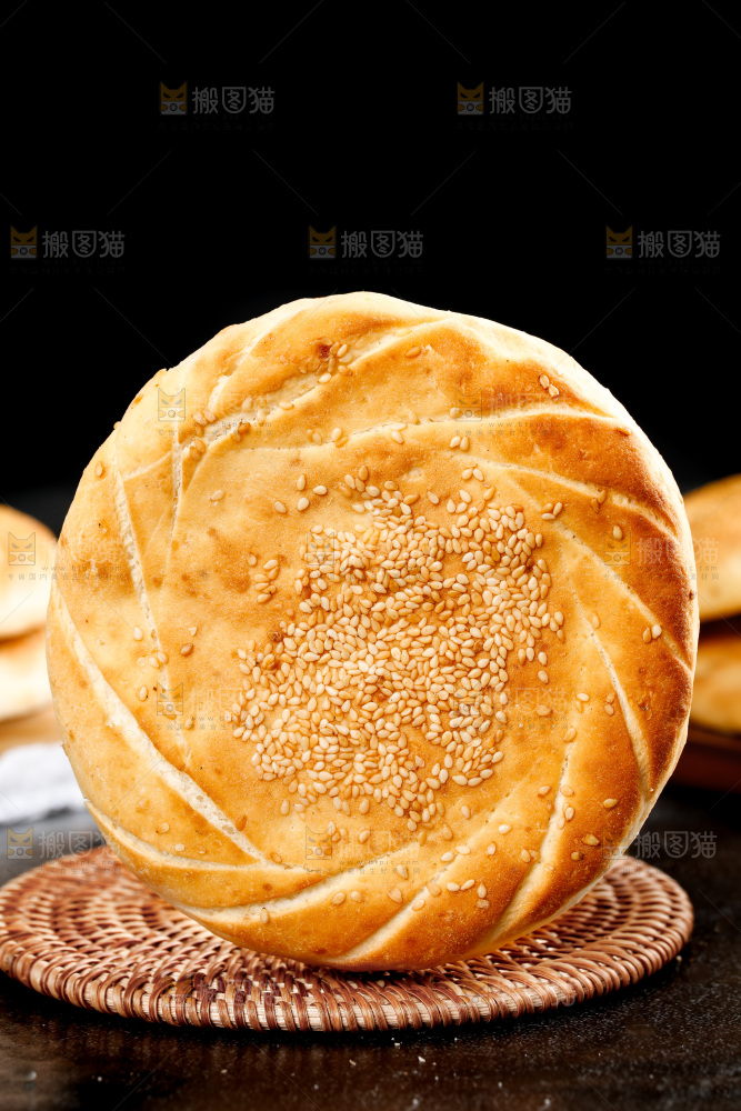 手里拿着吊炉烧饼