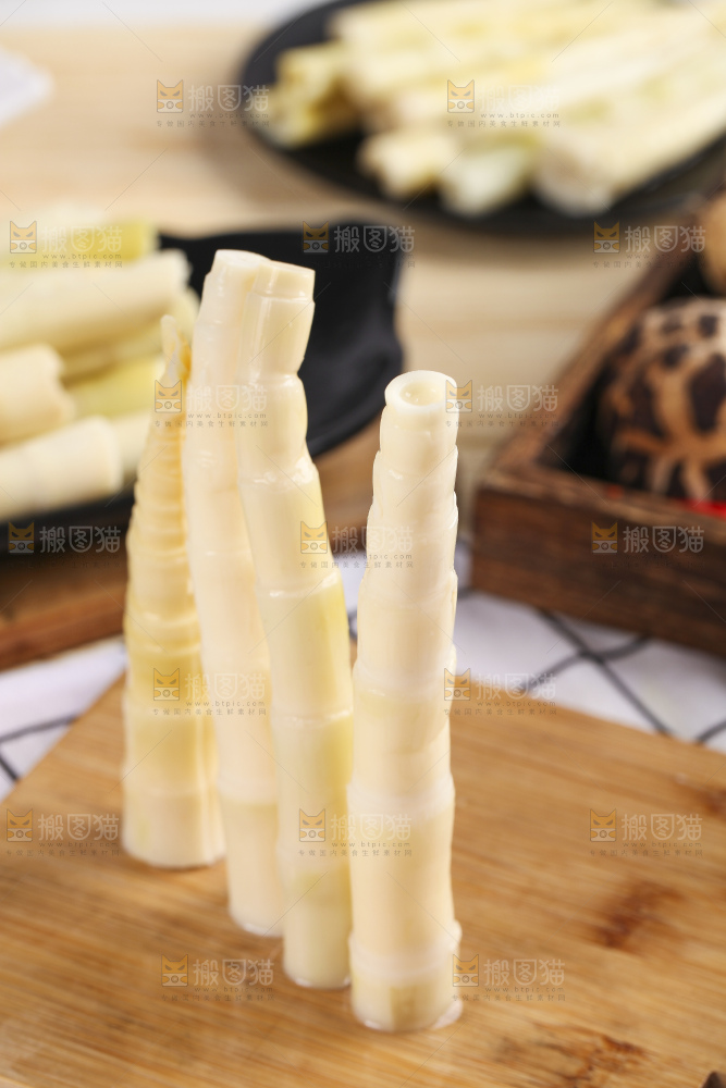 木板上的脆嫩笋尖