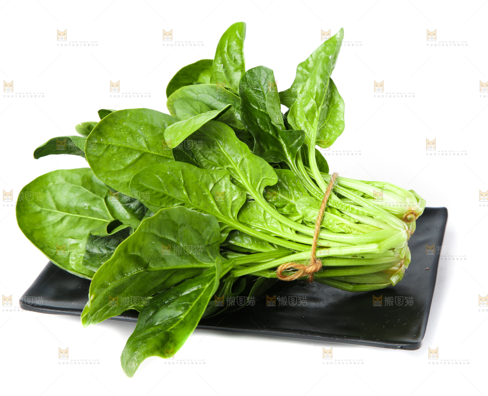 白底上放着菠菜