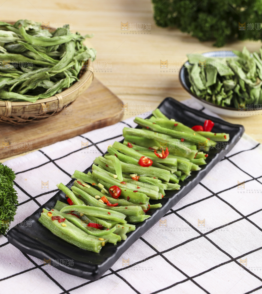盘子装着贡菜和辣椒