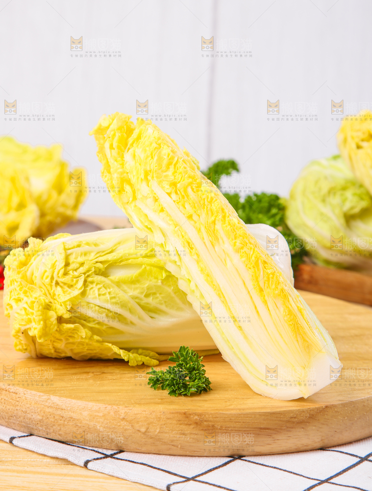 木板上放着高山娃娃菜
