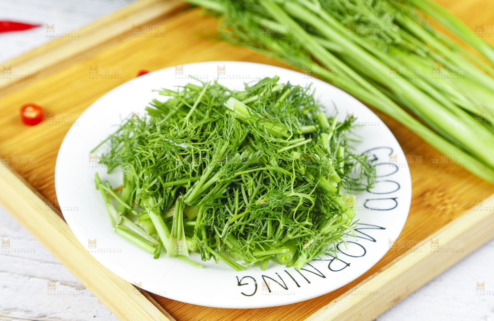 盘子里的云南小茴香菜