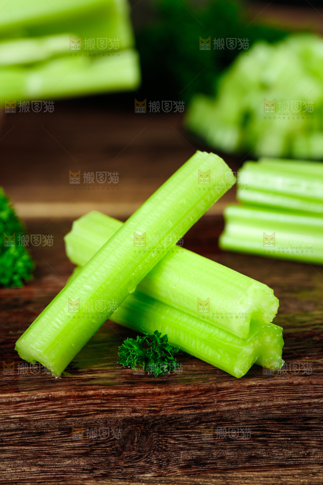 深底上放着洋芹菜